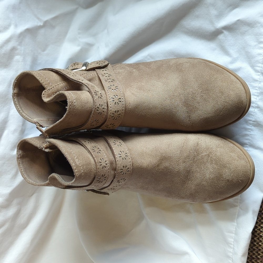 So girls booties. Tan. Zip sides. Girls size 4.
